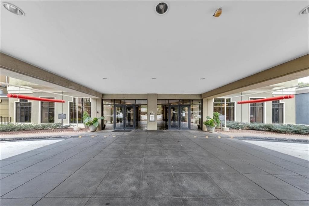 1 bedroom, 2 bathroom, 812 sq ft condominium for sale at 799 Hammond Drive 406, Sandy Springs, GA 30328 — photo 3