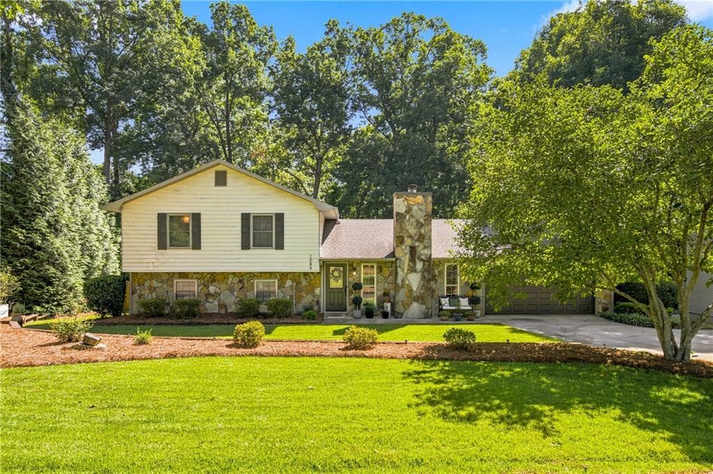 3 bedroom, 2 bathroom, 2,088 sq ft single family residence for sale at 1088 Oak Grove Circle, Lawrenceville, GA 30043 — photo 1 of 43