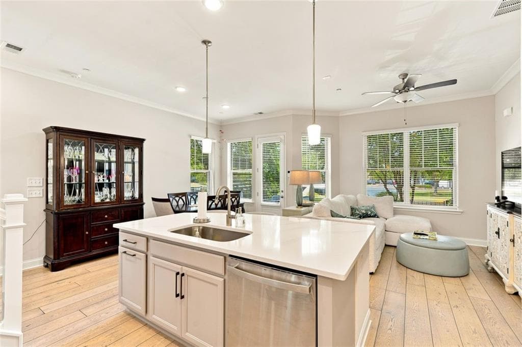 3 bedroom, 3 bathroom, 2,108 sq ft single family residence under contract at 1097 Kirkland Circle, Smyrna, GA 30080 — photo 4