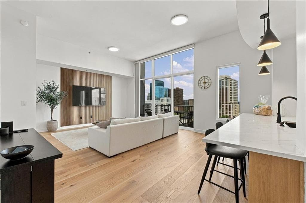 2 bedroom, 3 bathroom, 1,512 sq ft condominium for rent at 950 W Peachtree Street 2009, Atlanta, GA 30309 for $4,000 a month — photo 1 of 39