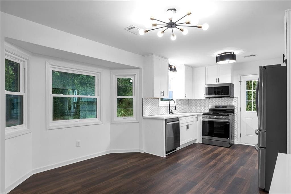 4 bedroom, 3 bathroom, 1,690 sq ft single family residence for sale at 2904 Wood Hollow Lane, Jonesboro, GA 30236 — photo 7