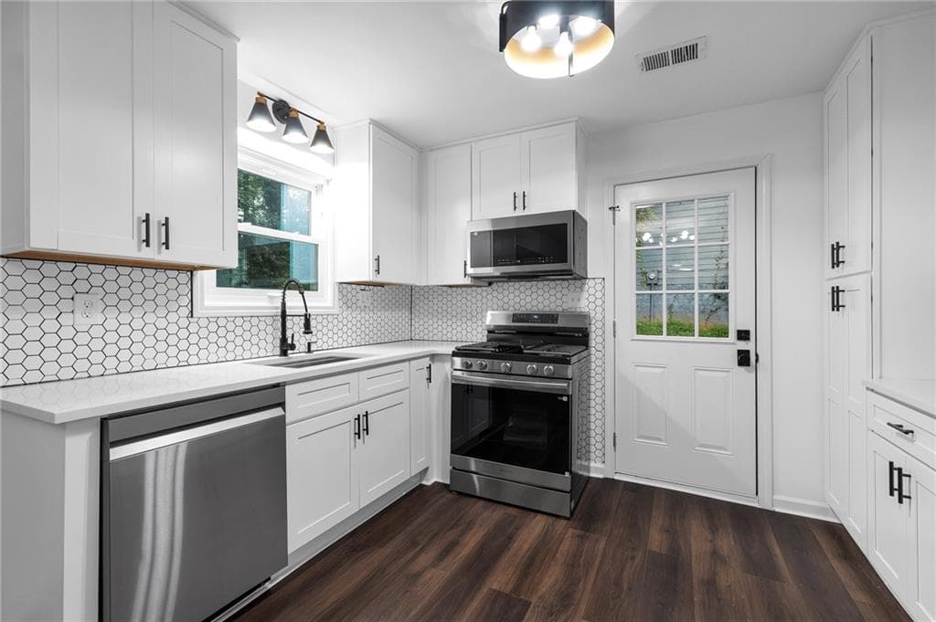 4 bedroom, 3 bathroom, 1,690 sq ft single family residence for sale at 2904 Wood Hollow Lane, Jonesboro, GA 30236 — photo 10
