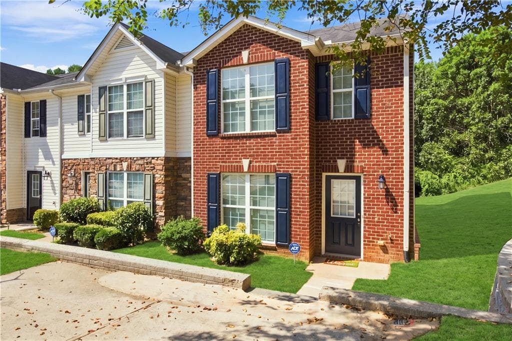 3 bedroom, 3 bathroom, 1,592 sq ft townhouse for sale at 8399 Carlington Lane, Jonesboro, GA 30236 — photo 2