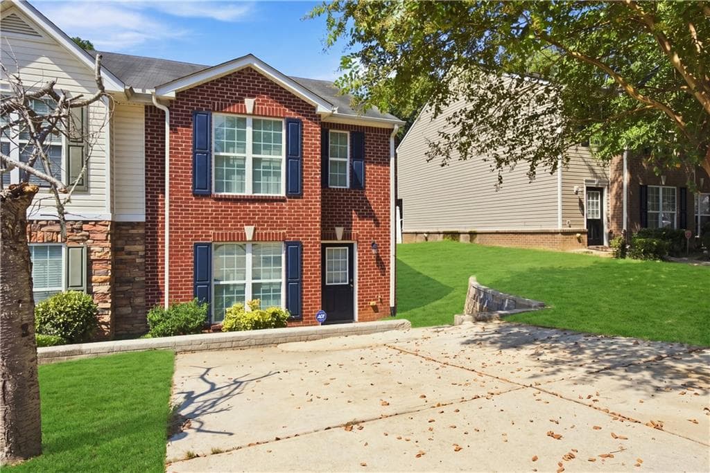 3 bedroom, 3 bathroom, 1,592 sq ft townhouse for sale at 8399 Carlington Lane, Jonesboro, GA 30236 — photo 3