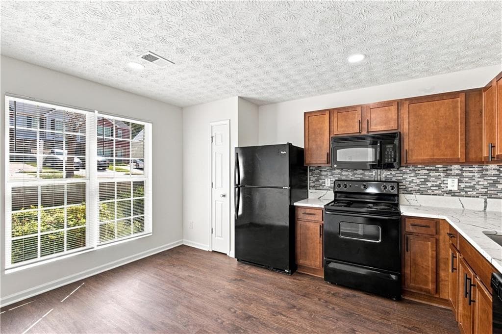 3 bedroom, 3 bathroom, 1,592 sq ft townhouse for sale at 8399 Carlington Lane, Jonesboro, GA 30236 — photo 5