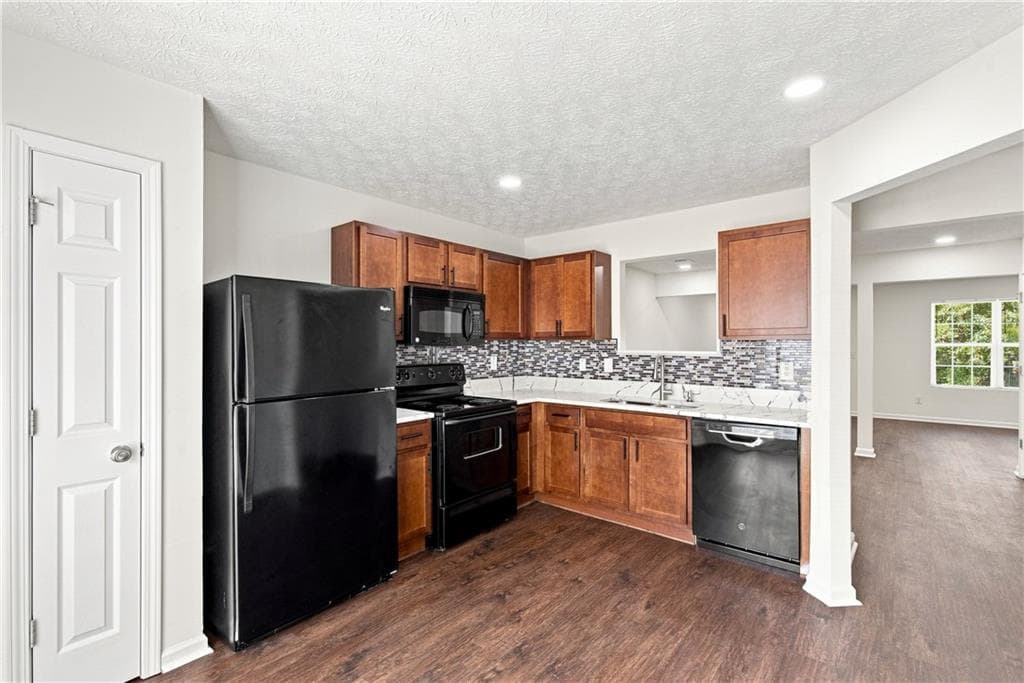 3 bedroom, 3 bathroom, 1,592 sq ft townhouse for sale at 8399 Carlington Lane, Jonesboro, GA 30236 — photo 6