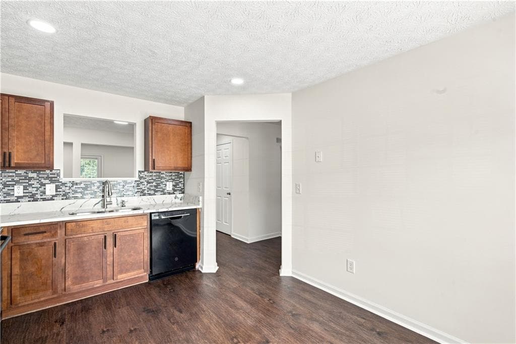 3 bedroom, 3 bathroom, 1,592 sq ft townhouse for sale at 8399 Carlington Lane, Jonesboro, GA 30236 — photo 7