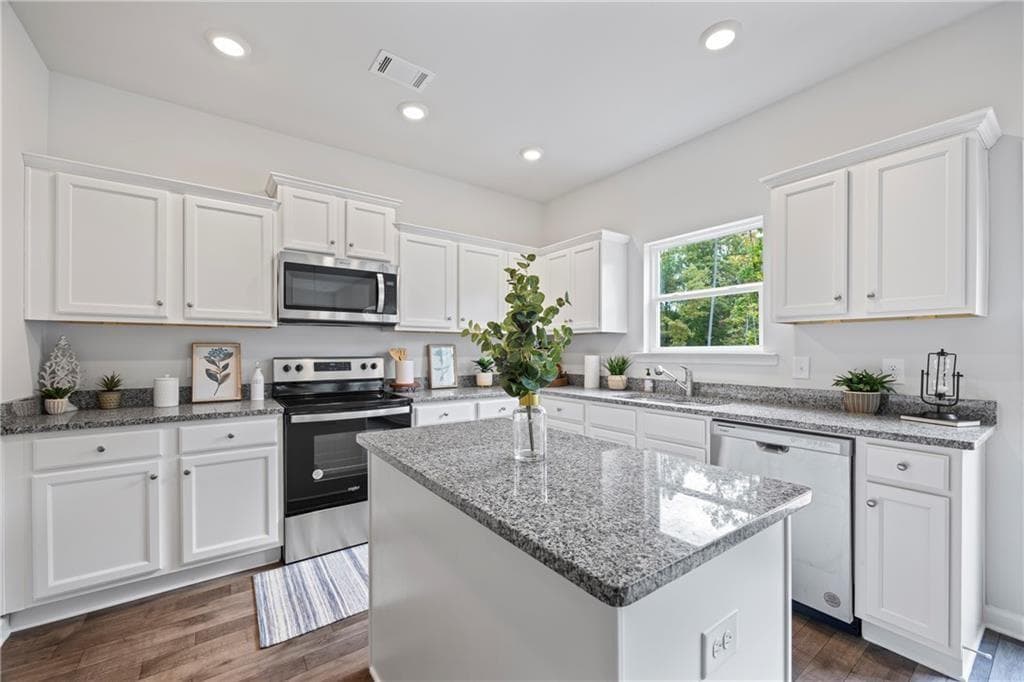 3 bedroom, 3 bathroom, 1,742 sq ft single family residence under contract at 5 Water Oak Way, Crawford, GA 30630