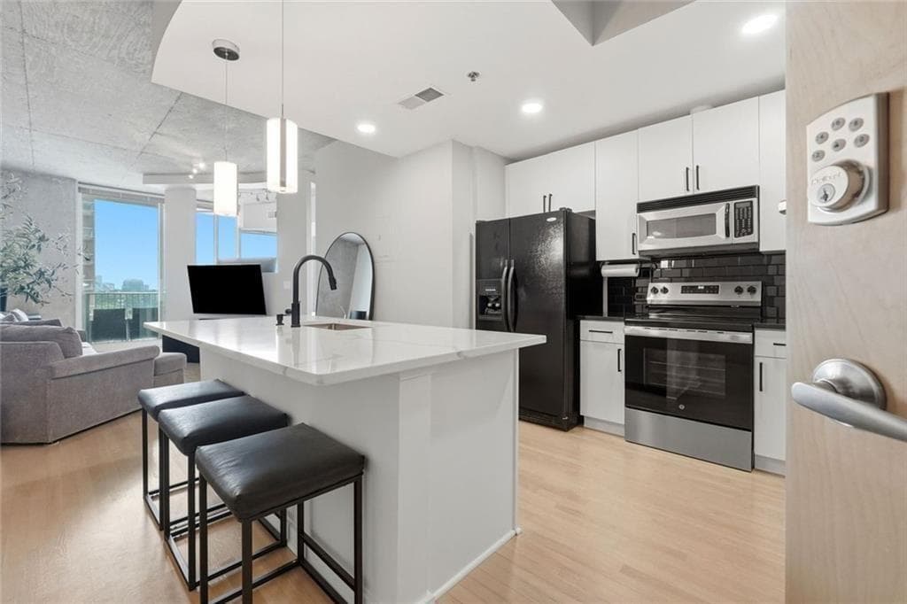1 bedroom, 1 bathroom, 695 sq ft condominium for sale at 361 17th Street 1105, Atlanta, GA 30363 — photo 2