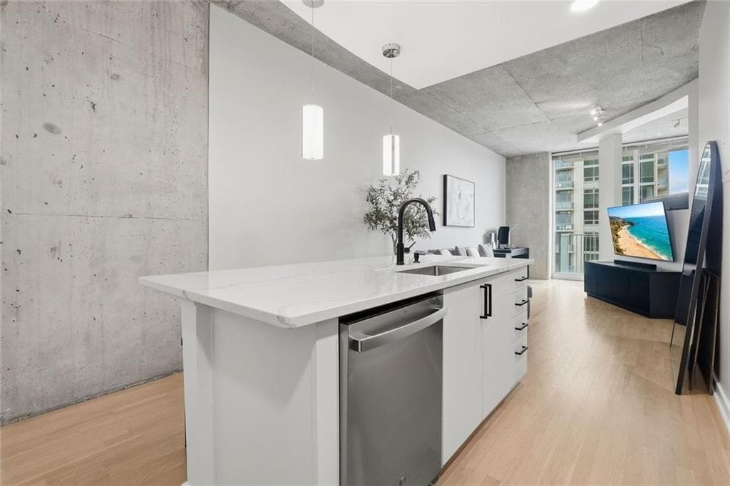 1 bedroom, 1 bathroom, 695 sq ft condominium for sale at 361 17th Street 1105, Atlanta, GA 30363 — photo 3