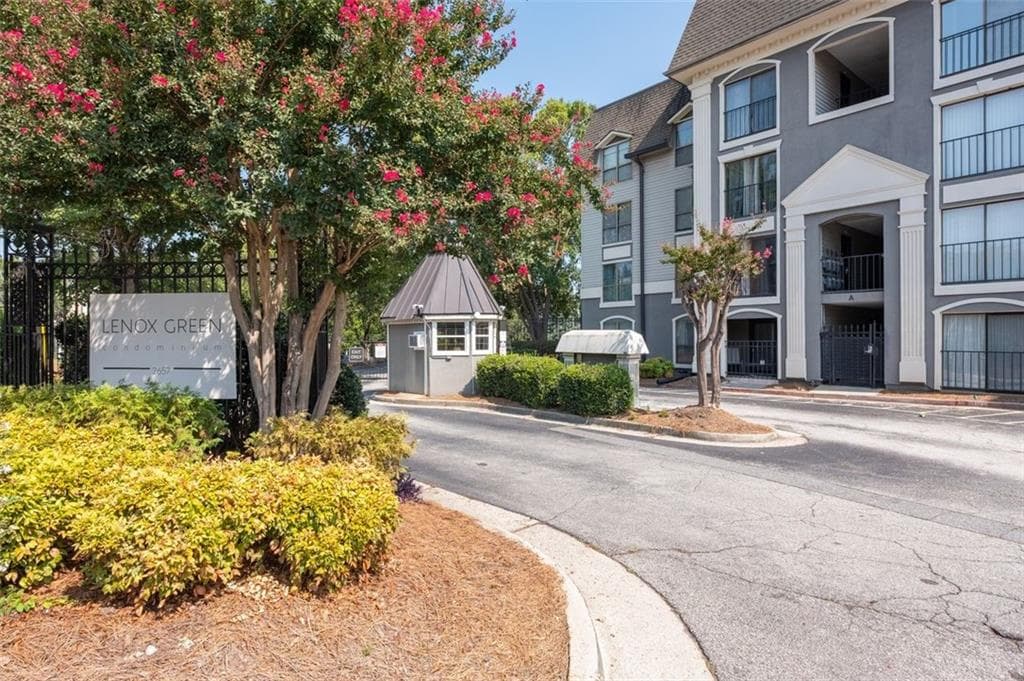 2 bedroom, 2 bathroom, 949 sq ft condominium for sale at 2657 Lenox Road A-1, Atlanta, GA 30324 — photo 2