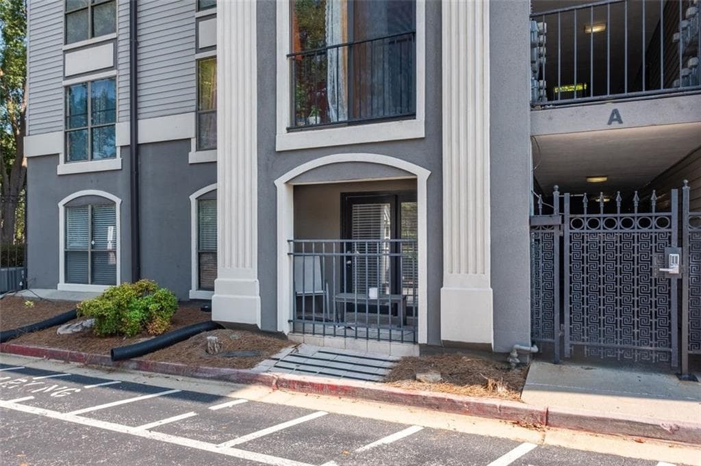 2 bedroom, 2 bathroom, 949 sq ft condominium for sale at 2657 Lenox Road A-1, Atlanta, GA 30324 — photo 3
