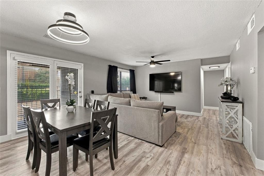 2 bedroom, 2 bathroom, 949 sq ft condominium for sale at 2657 Lenox Road A-1, Atlanta, GA 30324 — photo 4