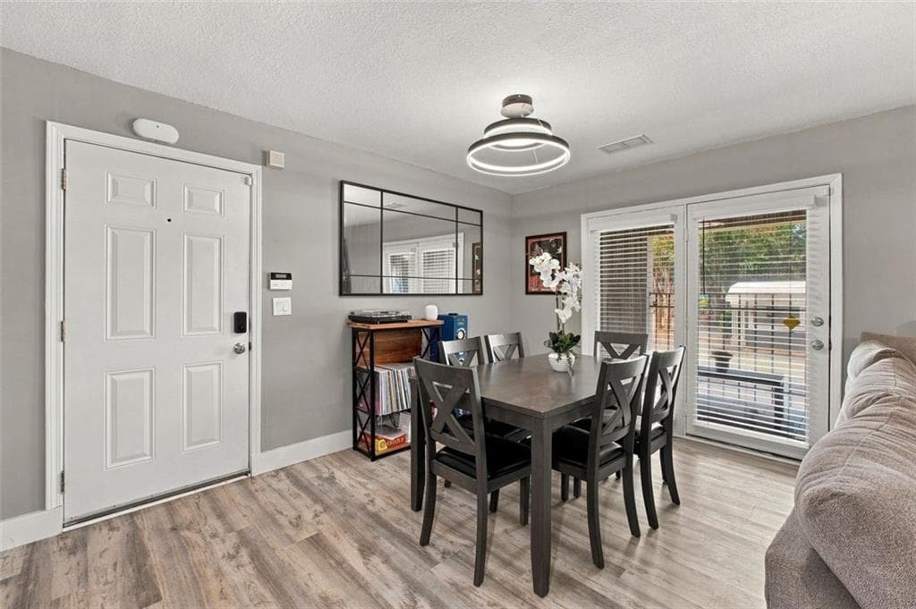 2 bedroom, 2 bathroom, 949 sq ft condominium for sale at 2657 Lenox Road A-1, Atlanta, GA 30324 — photo 5