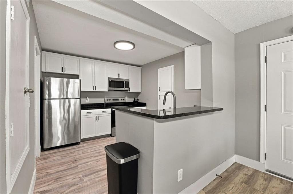 2 bedroom, 2 bathroom, 949 sq ft condominium for sale at 2657 Lenox Road A-1, Atlanta, GA 30324 — photo 6