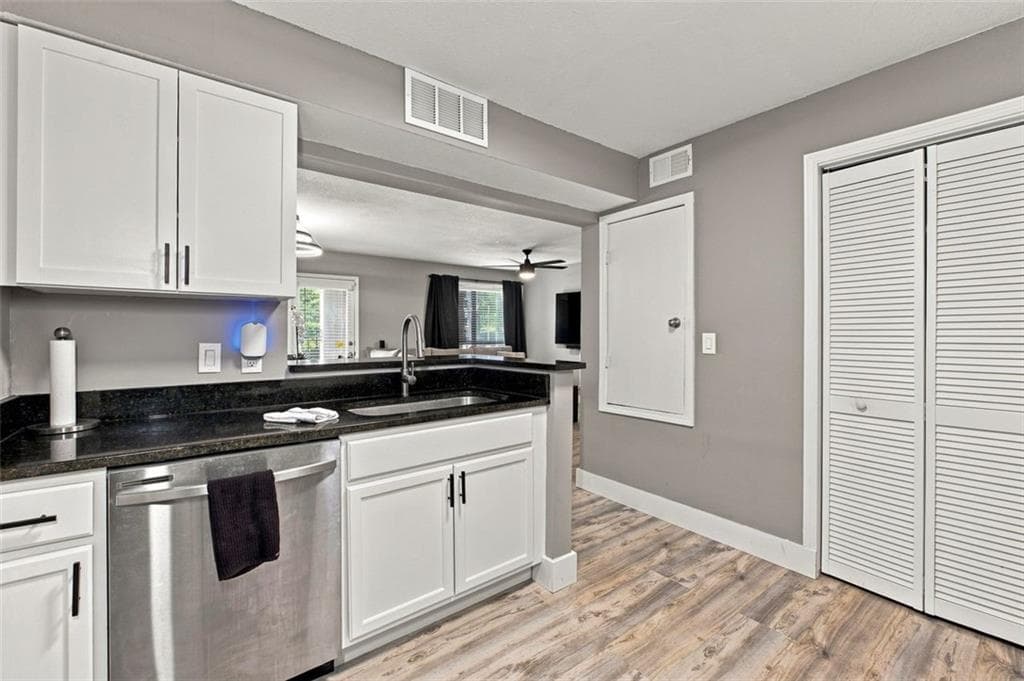 2 bedroom, 2 bathroom, 949 sq ft condominium for sale at 2657 Lenox Road A-1, Atlanta, GA 30324 — photo 8