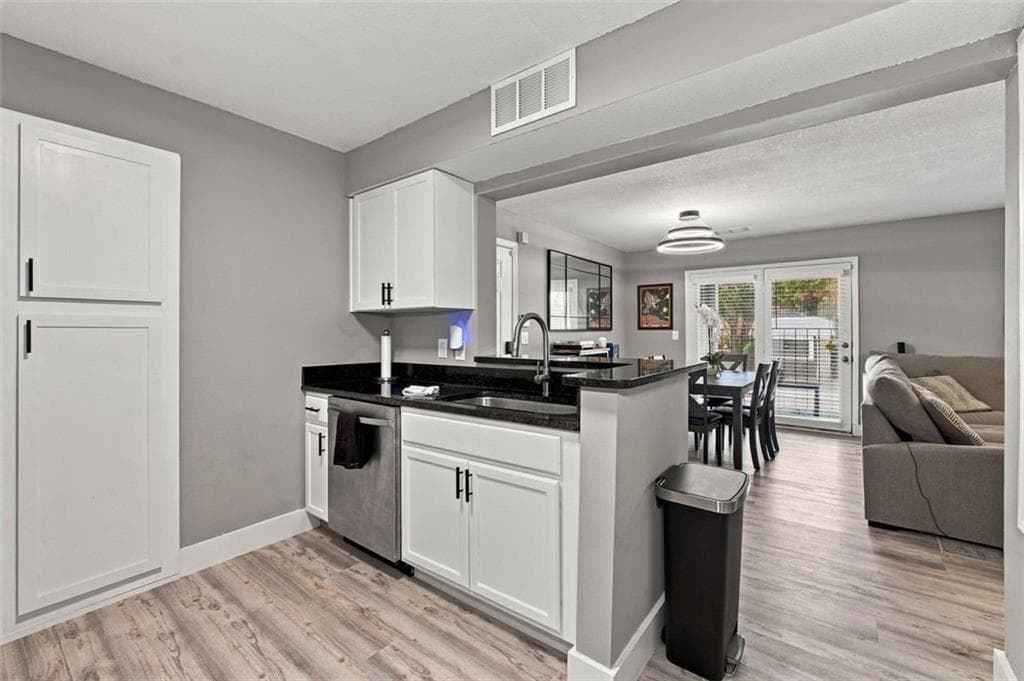 2 bedroom, 2 bathroom, 949 sq ft condominium for sale at 2657 Lenox Road A-1, Atlanta, GA 30324 — photo 9