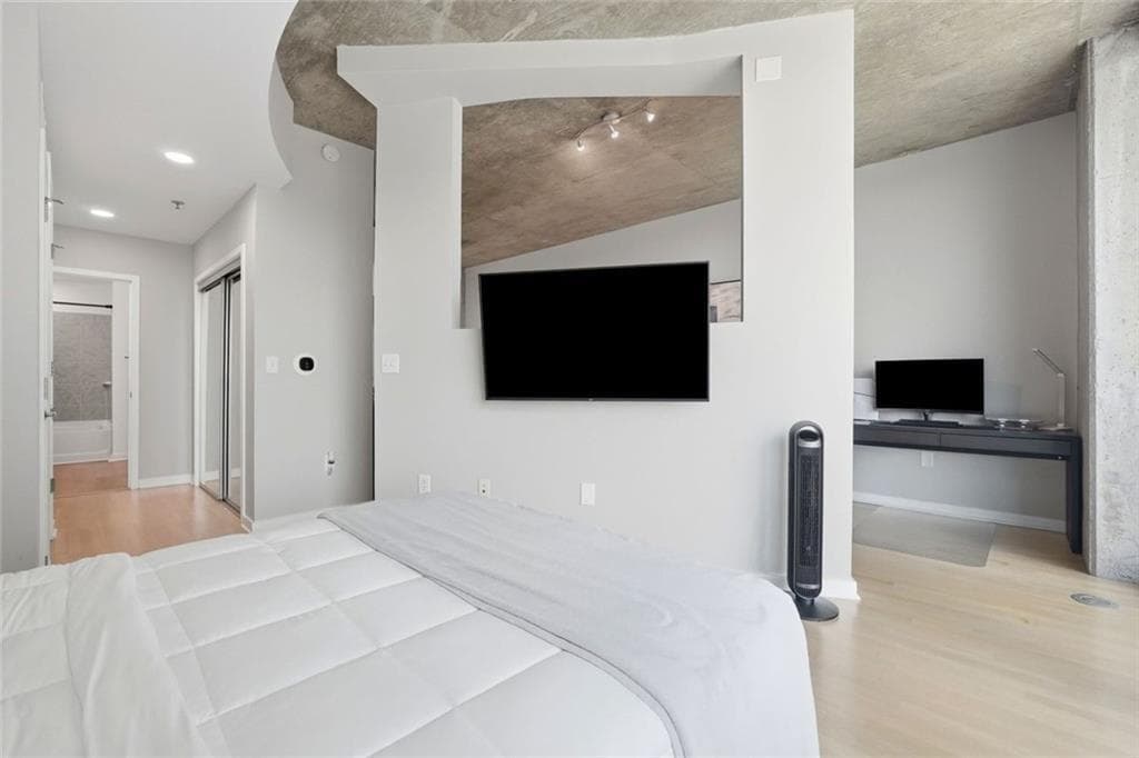 1 bedroom, 1 bathroom, 695 sq ft condominium for sale at 361 17th Street 1105, Atlanta, GA 30363 — photo 9