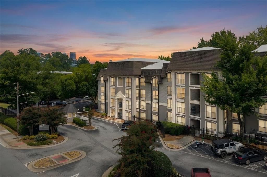 2 bedroom, 2 bathroom, 949 sq ft condominium for sale at 2657 Lenox Road A-1, Atlanta, GA 30324