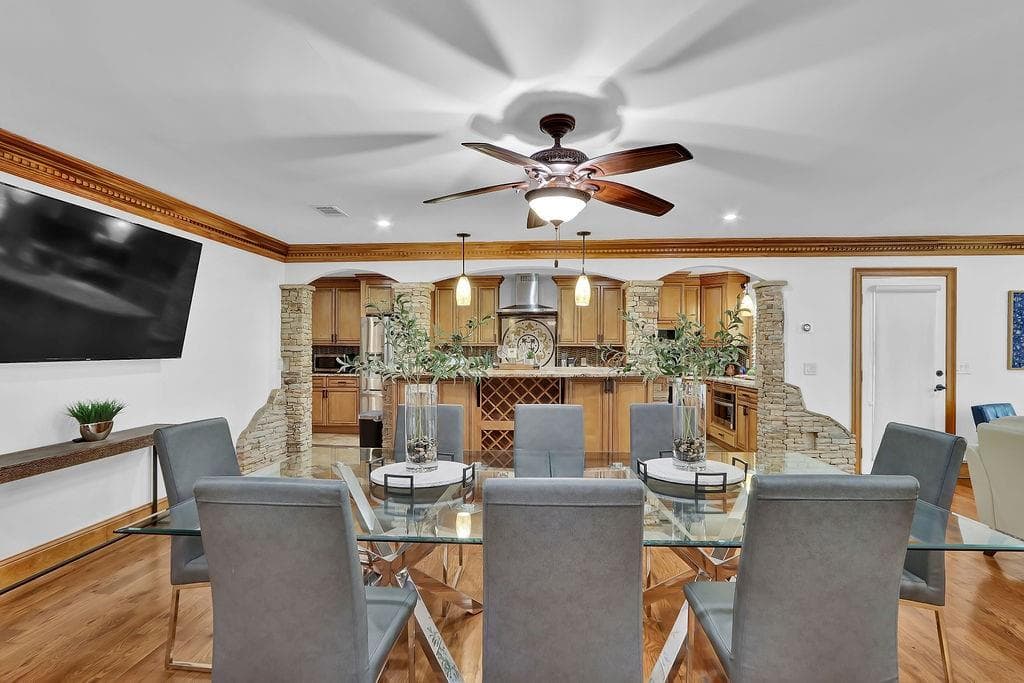 6 bedroom, 4 bathroom, 1,898 sq ft single family residence for rent at 4081 Ashford Dunwoody Road, Atlanta, GA 30319 for $10,000 a month — photo 2