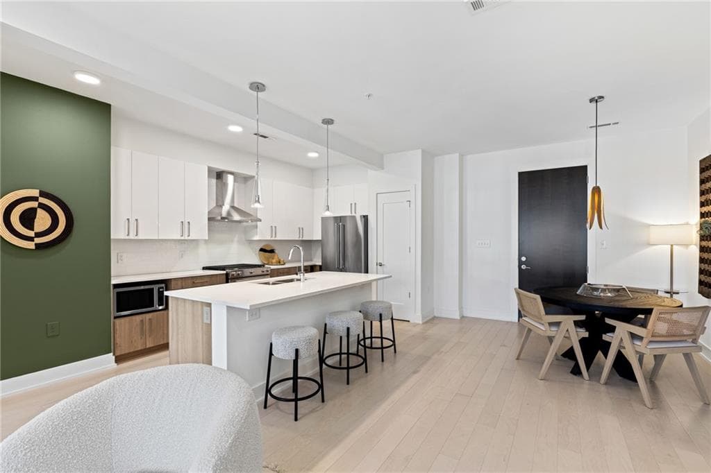 2 bedroom, 2 bathroom, 1,388 sq ft condominium for sale at 775 Juniper Street 323, Atlanta, GA 30308 — photo 3