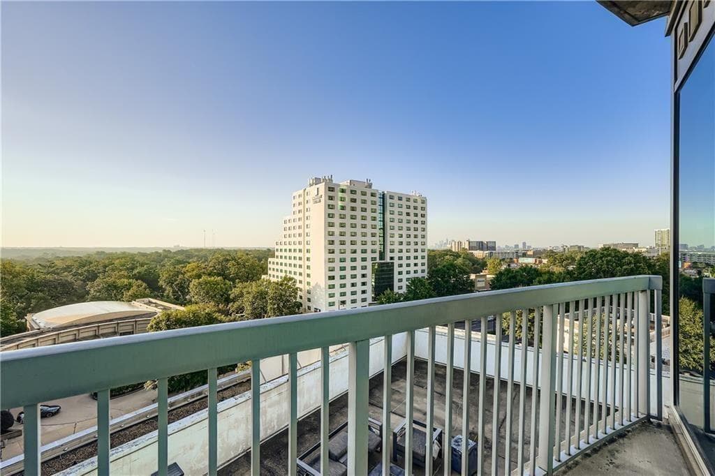 2 bedroom, 2 bathroom, 1,245 sq ft condominium for sale at 3324 Peachtree Road 902, Atlanta, GA 30326 — photo 2