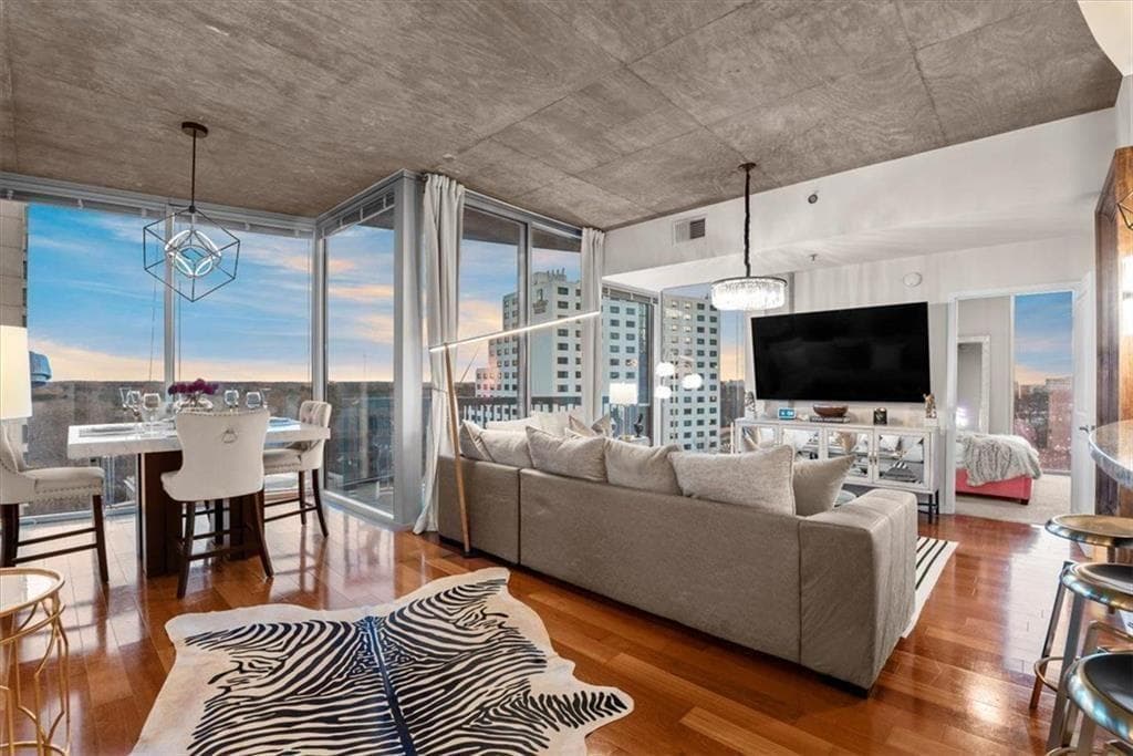 2 bedroom, 2 bathroom, 1,245 sq ft condominium for sale at 3324 Peachtree Road 902, Atlanta, GA 30326 — photo 3