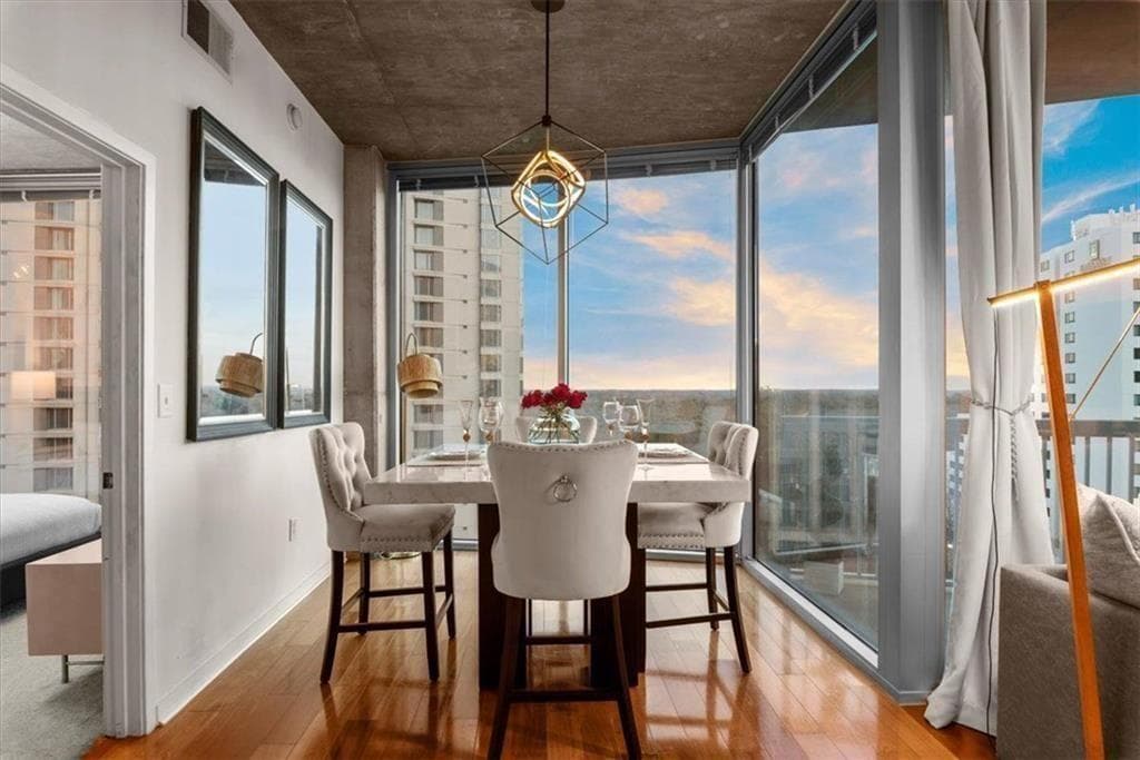 2 bedroom, 2 bathroom, 1,245 sq ft condominium for sale at 3324 Peachtree Road 902, Atlanta, GA 30326 — photo 4