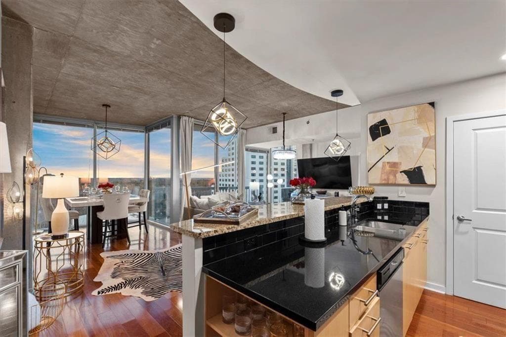 2 bedroom, 2 bathroom, 1,245 sq ft condominium for sale at 3324 Peachtree Road 902, Atlanta, GA 30326 — photo 5
