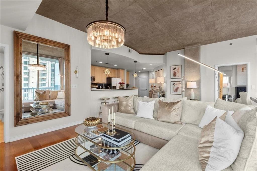 2 bedroom, 2 bathroom, 1,245 sq ft condominium for sale at 3324 Peachtree Road 902, Atlanta, GA 30326 — photo 7