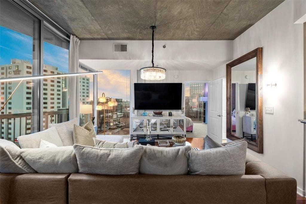 2 bedroom, 2 bathroom, 1,245 sq ft condominium for sale at 3324 Peachtree Road 902, Atlanta, GA 30326 — photo 8
