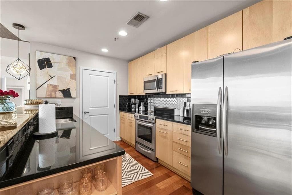 2 bedroom, 2 bathroom, 1,245 sq ft condominium for sale at 3324 Peachtree Road 902, Atlanta, GA 30326 — photo 9