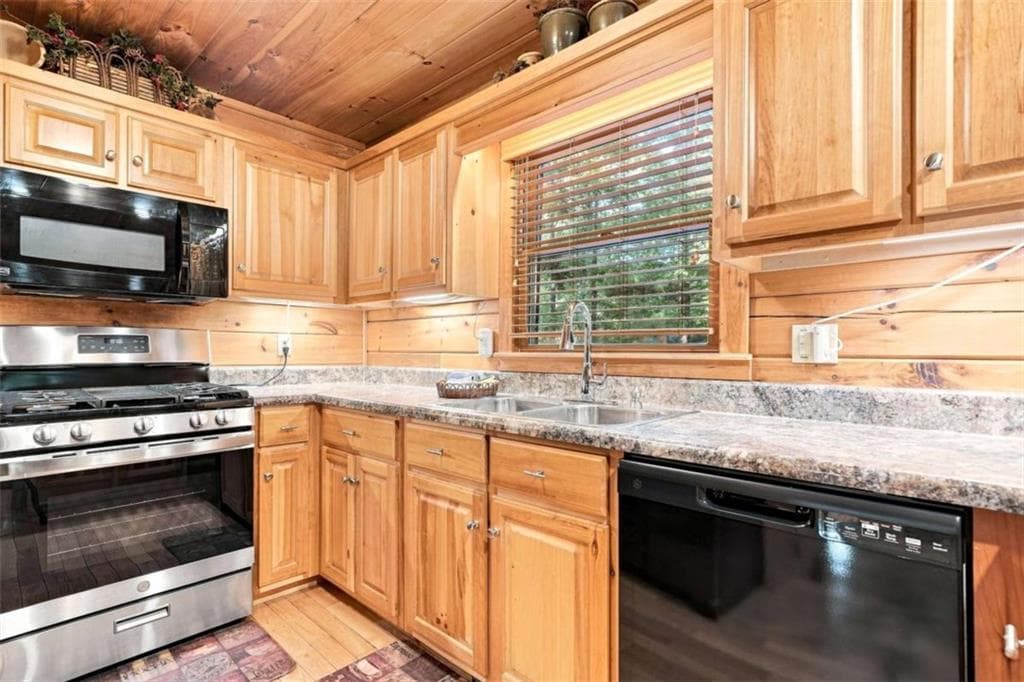 3 bedroom, 3 bathroom, 2,145 sq ft single family residence for sale at 156 Cedar Ridge Road, Blue Ridge, GA 30513 — photo 7