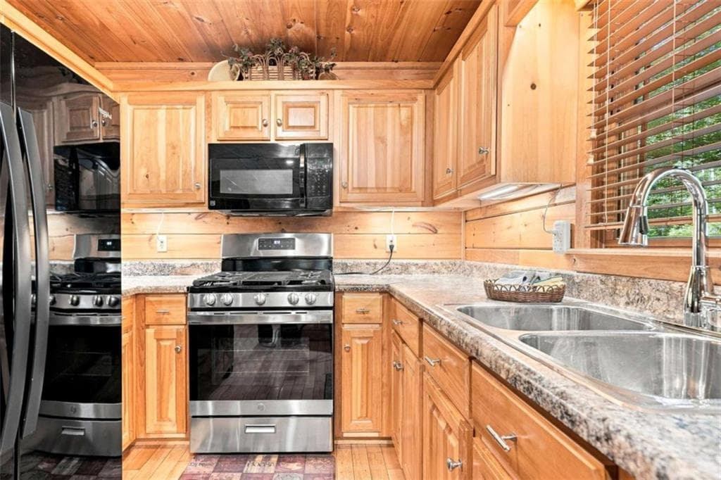 3 bedroom, 3 bathroom, 2,145 sq ft single family residence for sale at 156 Cedar Ridge Road, Blue Ridge, GA 30513 — photo 8