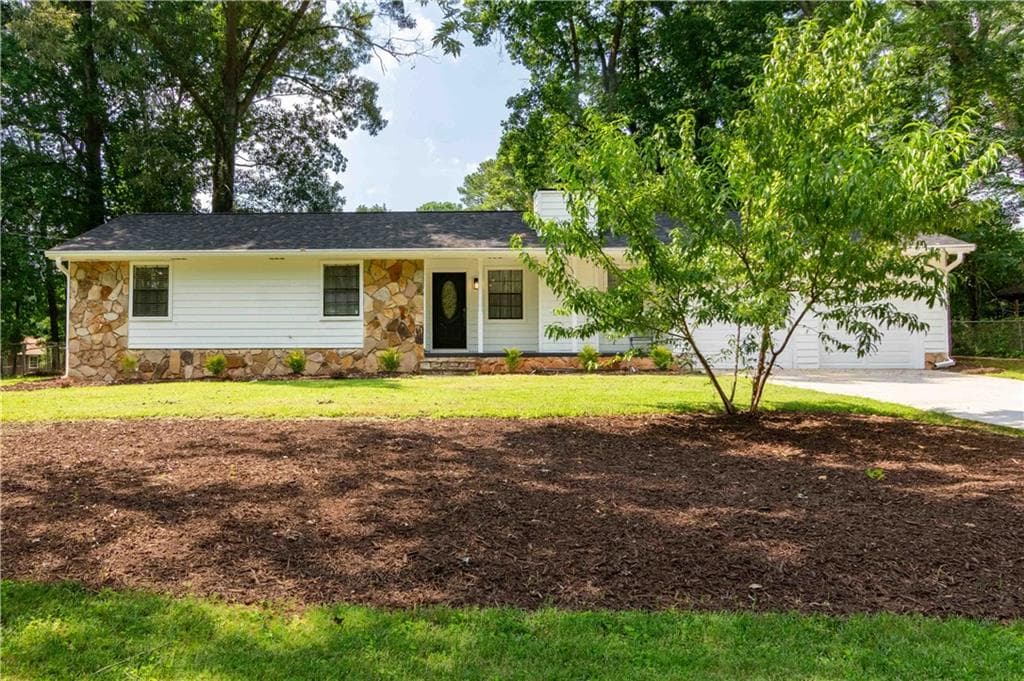 4 bedroom, 3 bathroom, 1,809 sq ft single family residence under contract at 5003 Abbey Lane, Lilburn, GA 30047 — photo 5