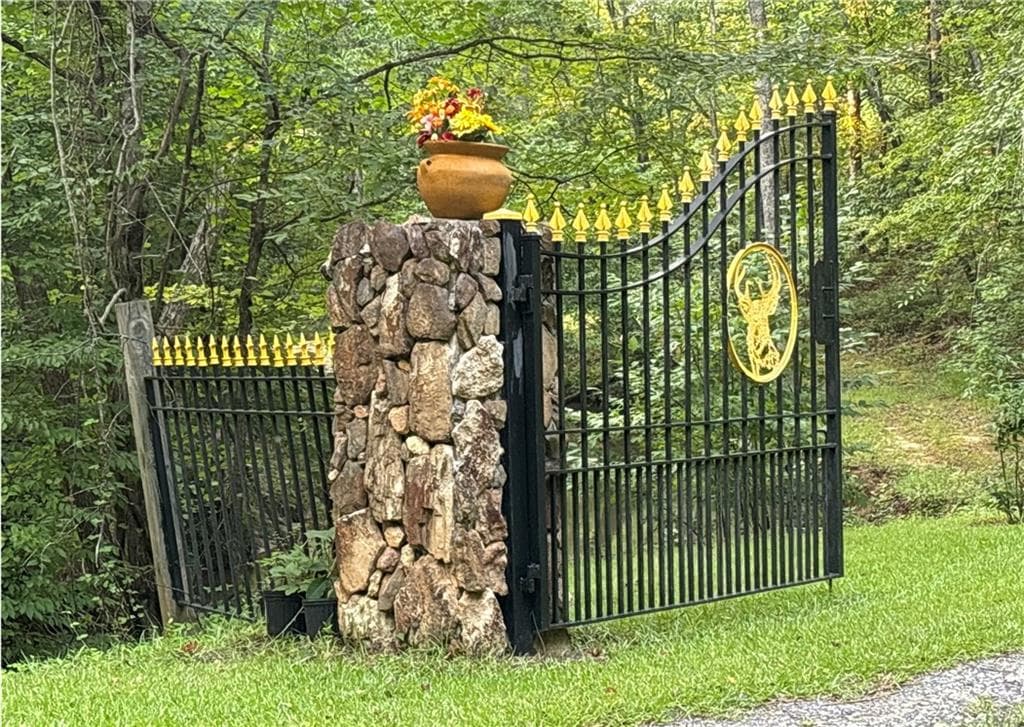 6 bedroom, 4 bathroom, 3,301 sq ft single family residence for sale at 1014 Miss Amber Way, Locust Grove, GA 30248 — photo 4