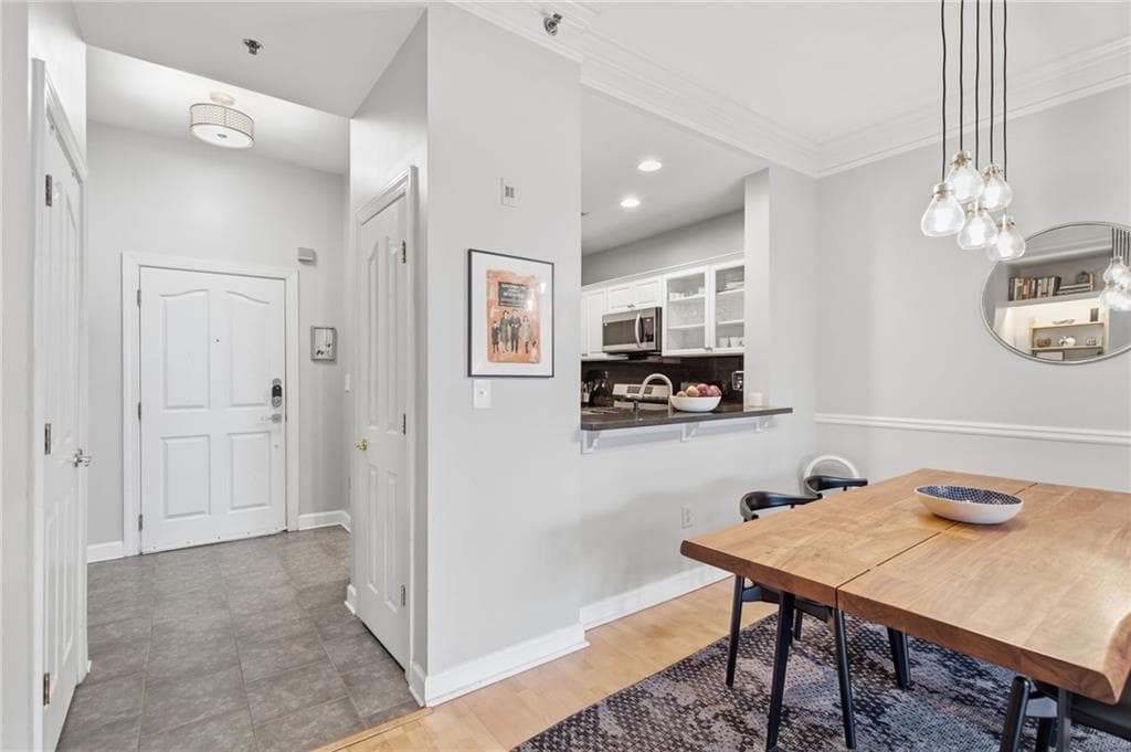1 bedroom, 1 bathroom, 970 sq ft condominium for rent at 850 Piedmont Avenue 2409, Atlanta, GA 30308 for $2,500 a month — photo 2