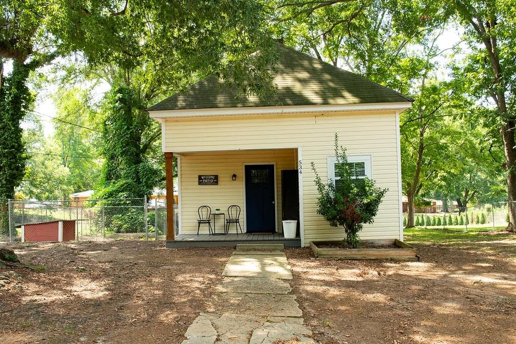 2 bedroom, 1 bathroom, 688 sq ft single family residence for sale at 534 Lovvorn Road, Carrollton, GA 30117