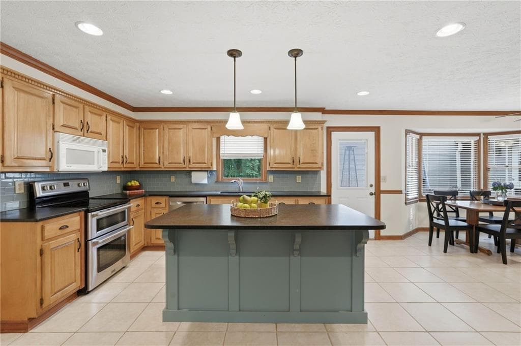 6 bedroom, 4 bathroom, 4,253 sq ft single family residence under contract at 4891 Bill Cheek Road, Auburn, GA 30011 — photo 3