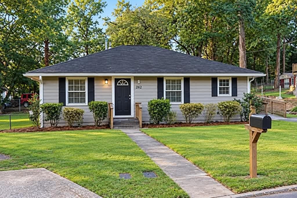 3 bedroom, 2 bathroom, 1,216 sq ft single family residence for rent at 262 NE Forest Avenue, Marietta, GA 30060 for $2,200 a month — photo 1 of 16