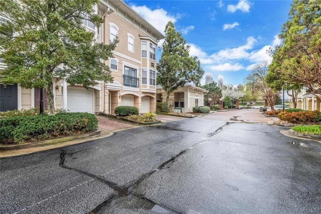 1 bedroom, 1 bathroom, 950 sq ft townhouse for sale at 375 Highland Avenue 1002, Atlanta, GA 30312