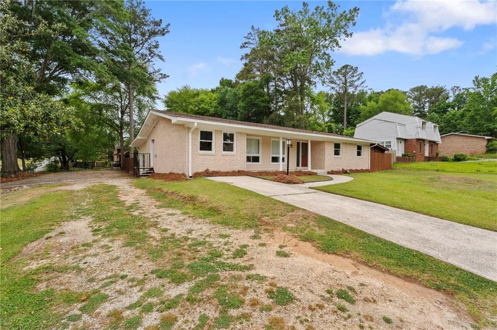 4 bedroom, 2 bathroom, 2,197 sq ft single family residence for sale at 6463 Maddox Road, Morrow, GA 30260 — photo 4