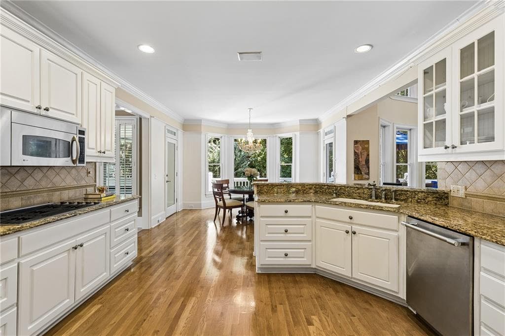 5 bedroom, 5 bathroom, 6,112 sq ft single family residence for sale at 9835 Autry Falls Drive, Johns Creek, GA 30022 — photo 10
