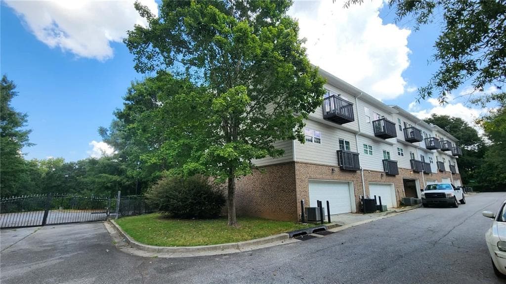 3 bedroom, 3 bathroom, 2,448 sq ft townhouse for sale at 1476 Talia Wood Circle, Atlanta, GA 30314 — photo 3