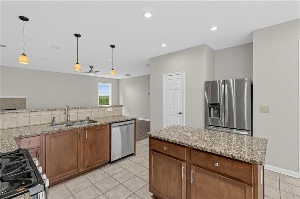 4 bedroom, 3 bathroom, 3,243 sq ft single family residence under contract at 6380 Stonelake Drive, Atlanta, GA 30331 — photo 7