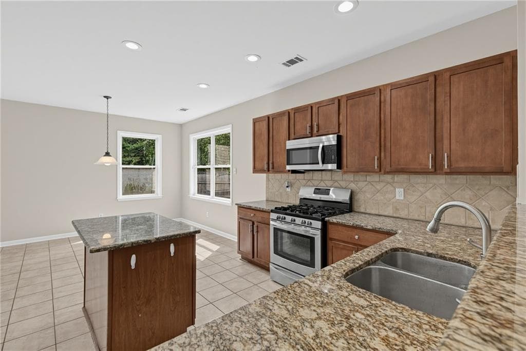 4 bedroom, 3 bathroom, 3,243 sq ft single family residence under contract at 6380 Stonelake Drive, Atlanta, GA 30331 — photo 8