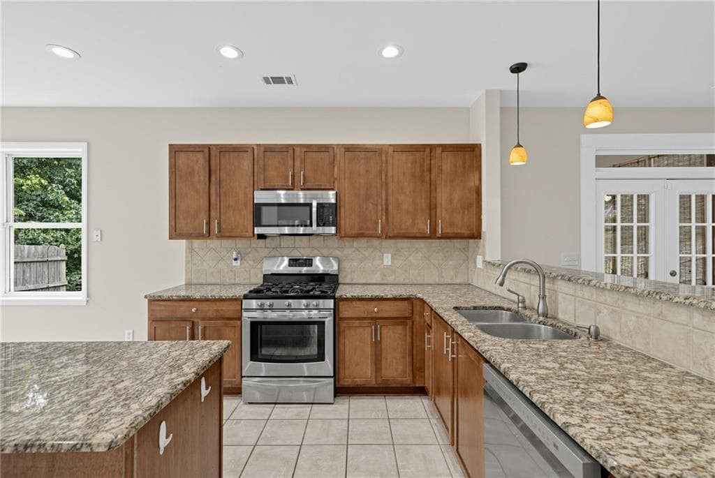 4 bedroom, 3 bathroom, 3,243 sq ft single family residence under contract at 6380 Stonelake Drive, Atlanta, GA 30331 — photo 10