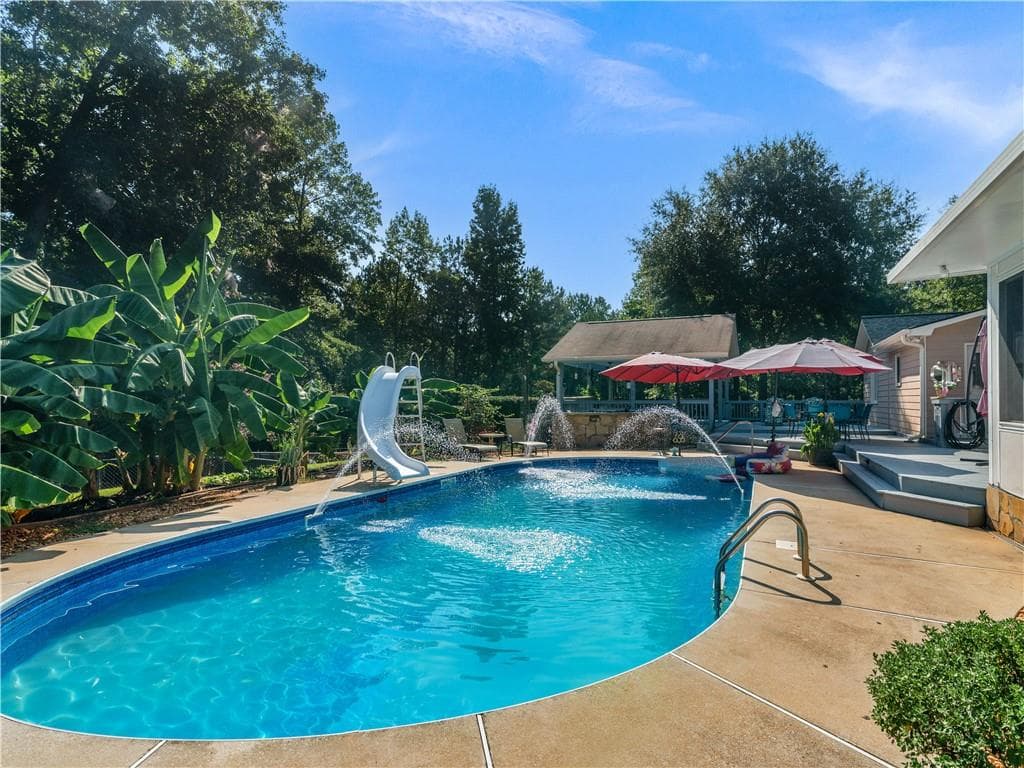 3 bedroom, 3 bathroom, 2,285 sq ft single family residence under contract at 837 Sunset Drive, Locust Grove, GA 30248 — photo 2