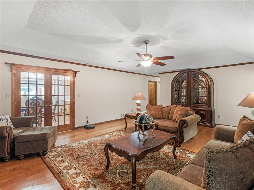 3 bedroom, 3 bathroom, 2,285 sq ft single family residence under contract at 837 Sunset Drive, Locust Grove, GA 30248 — photo 4