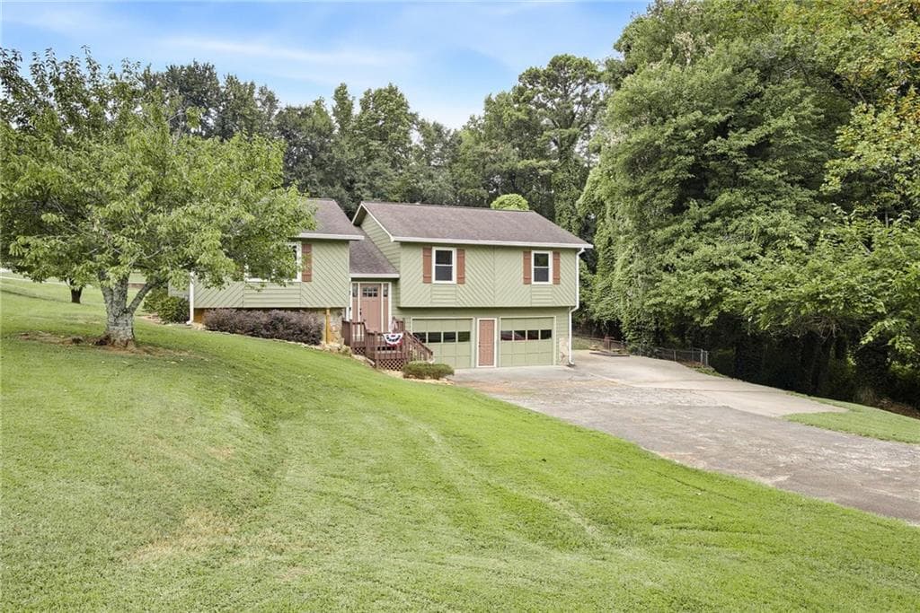 3 bedroom, 2 bathroom, 1,616 sq ft single family residence under contract at 1090 Hickory Road, Canton, GA 30115 — photo 2